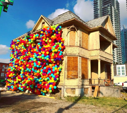 Enoch House covered in Maria Galura's balloons.